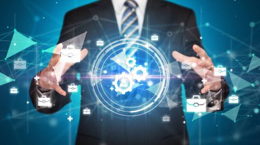 Çözüm konsepti vites ikonu ve yaratıcı iş stratejisi olan iş adamlarının elinde.