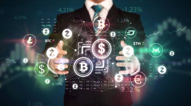 Kripto döviz sembolü ve yatırım konseptini elinde tutan bir işadamı