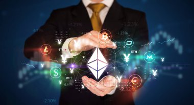 İş adamı ethereum sembolü ve yatırım konseptini elinde tutuyor
