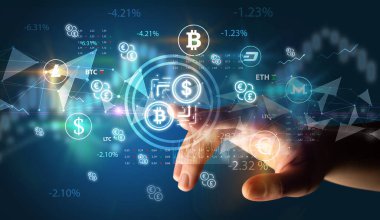 İş adamı, multimedya dokunmatik ekran fütüristik kavram üzerinde şifreli takas simgesini elle bastırıyor