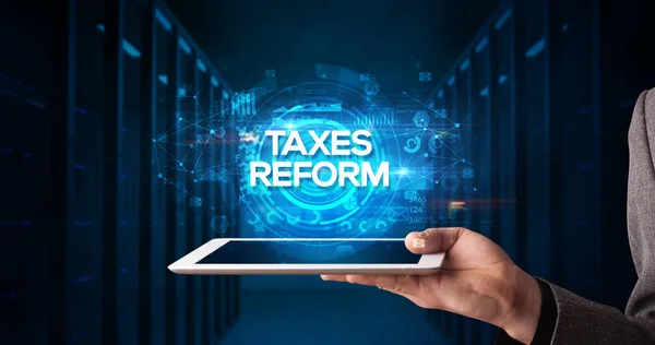 从事平板电脑工作的年轻商人并展示了题词 Taxes Reform 商业概念 — 图库照片