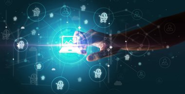 İşadamı, çoklu dokunmatik ekranda dizüstü bilgisayar simgesi, fütüristik konsept ile hisse senedi grafik bilgilerine basıyor