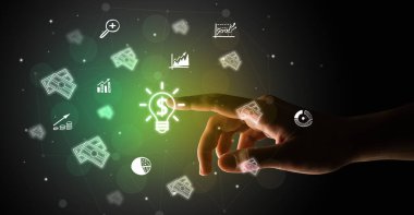 İş adamı parmağı ekran multimedya arayüzüne dokunuyor bir dolar işareti simgeli el feneri ile çizilmiş fütüristik konsept