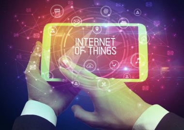 Nesnelerin İnterneti, yazıtlar, yenilikçi teknoloji konsepti olan bir tabletin yakın plan görüntüsü