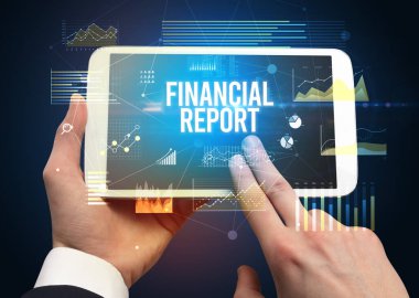 FINANCIAL REPORT yazıtları ve modern iş konseptiyle el ele tutuşmalar