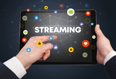 STREAMING yazıtları, sosyal ağ konsepti ile dokunmatik ekranın yakın plan görüntüsü