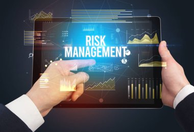 RISK MANAGEMENT yazıtları ve modern iş konseptiyle el ele tutuşmalar