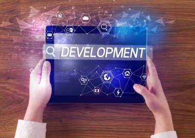 DEVELOPMENT yazıtları, yüksek teknoloji hesaplama kavramını arayan bir tabletin yakın plan görüntüsü