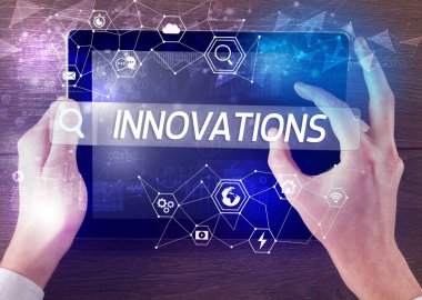 Bir tabletin yakın plan araması INNOVATIONS yazıtlar, yüksek teknoloji bilgisayar kavramı