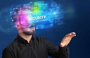 Sanal gerçeklik gözlükleriyle güvenlik yazıtlarını inceleyen iş adamı, yenilikçi güvenlik kavramı