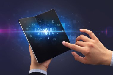 PASSWORD GÜVENLİK yazıtlı, siber güvenlik kavramlı katlanabilir bir akıllı telefon tutan bir iş adamı.
