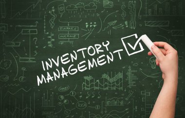 Tahtaya beyaz tebeşirle yazılmış el çizimi envanter yönetimi yazması, yeni iş kavramı