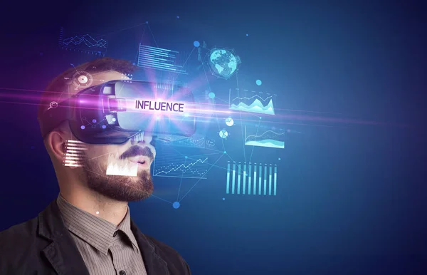 Hombre Negocios Mirando Través Gafas Realidad Virtual Con Inscripción Influencia — Foto de Stock