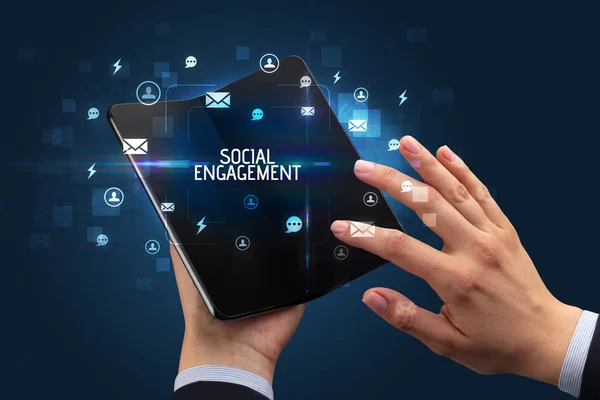 Бизнесмен Складным Смартфоном Надписью Social Engagement Концепция Социальных Сетей — стоковое фото
