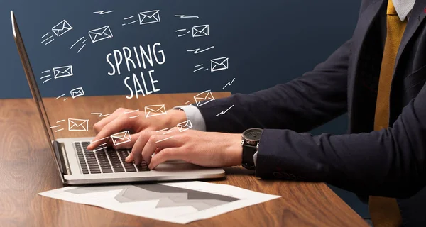 Zakenman Werkt Aan Laptop Met Spring Sale Inscriptie Online Shopping — Stockfoto