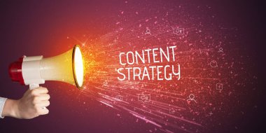 Genç bir kadın hoparlöre bağrışırken KONUŞAN STRATEGY yazıtları, sosyal ağ kavramı