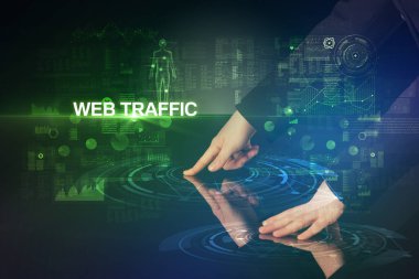 WeB TRAFFIC yazıtları ve modern teknoloji konseptiyle büyük ekrana dokunan iş adamı
