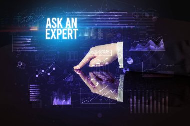 İş adamı, Ask An Expert yazıtları ve siber iş konseptiyle büyük ekrana dokunuyor