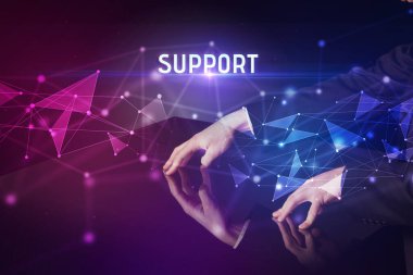 İş adamı büyük ekrana SUPPORT yazısıyla dokunuyor, modern teknoloji iş konsepti