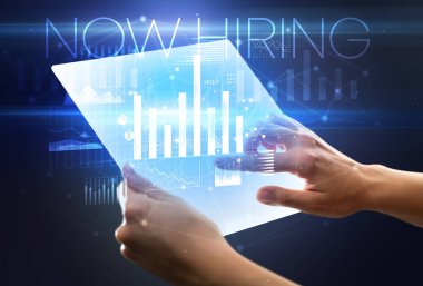 Elinde fütüristik bir tablet, üzerinde 