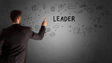 İş adamı, LeadER yazıtları ve iş stratejisi konseptiyle yaratıcı bir fikir çizimi yapıyor.