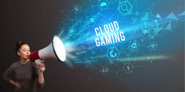 Jonge Vrouw Schreeuwen Megafoon Met Cloud Gaming Inscriptie Moderne Technologie — Stockfoto