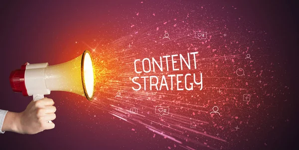 Genç bir kadın hoparlöre bağrışırken KONUŞAN STRATEGY yazıtları, sosyal ağ kavramı