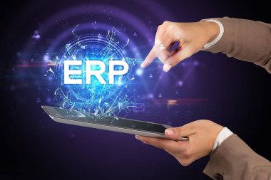 ERP kısaltmalı bir dokunmatik ekran, modern teknoloji kavramı
