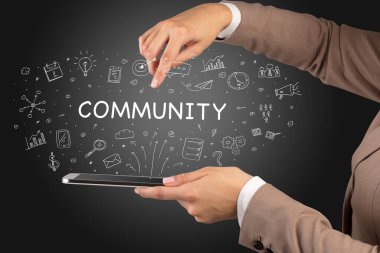 COMUNITY yazıtları, sosyal medya kavramı ile dokunmatik ekranın yakın plan görüntüsü