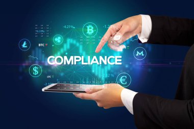 CommpLICE yazıtları ve iş fırsatı kavramına sahip bir dokunmatik ekran yakın plan