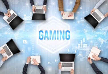 Bir Ofiste Çalışan Meşgul İnsanlar Grubu GAMING yazıtları, modern teknoloji konsepti