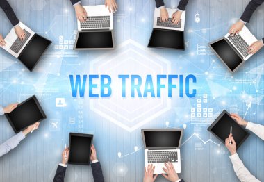 Web TRAFFIC yazıtları ve modern teknoloji konsepti olan bir ofiste çalışan meşgul insanlar grubu.