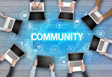 Bir grup insan COMUNITY içgüdü, sosyal ağ konsepti ile toplantı yapıyor