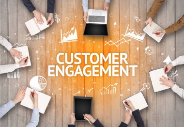 CUSTOMER ENGAGEMENT ile Ofiste Çalışan Meşgul İnsanlar Grubu, başarılı iş konsepti