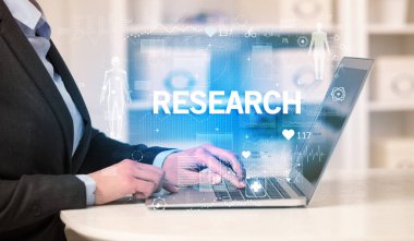 Doktor sağlık kontrolünde çalışıyor. REARCH yazıtları ile tıbbi test sonuçlarını kaydediyor.