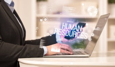 Bilgisayarda çalışan bir iş adamının yan görüntüsü HUMAN RESOURCES yazıtları, modern iş konsepti