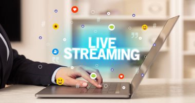 LIVE STREAMING yazıt, Sosyal medya kavramına sahip dizüstü bilgisayar kullanan serbest çalışan kadın