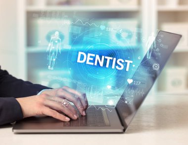 Doktor DENTIST yazıtlarıyla sağlık kontrolü yapıyor, tıbbi test sonuçlarını kaydediyor.