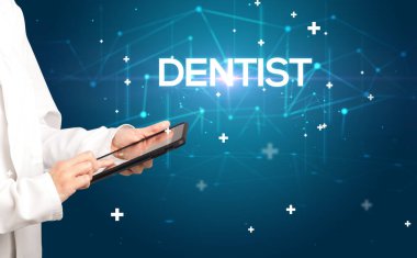 Doktor tıbbi kayıtları DENTIST yazıtları ve tıbbi konseptle dolduruyor.
