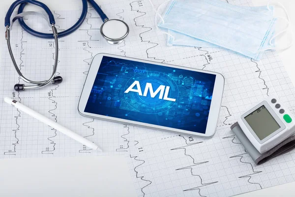 AML kısaltmalı bir tabletin yakın plan görüntüsü, tıbbi konsept