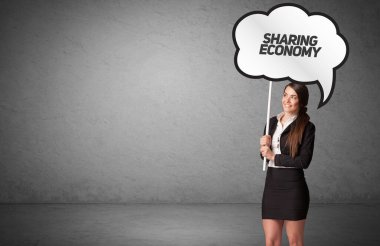 Genç iş adamı, günlük bekleme yolu tabelasında 