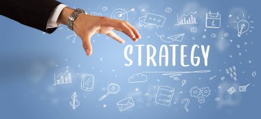 STRATEGY yazıtına işaret eden kırpılmış elin yakın çekimi, modern iş çözümü kavramı