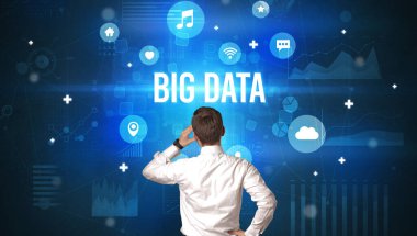 Büyük Veritabanı yazıtlarına sahip bir iş adamının arka görünüşü, modern teknoloji kavramı