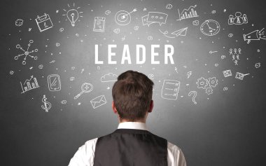 Lider yazıtları ve modern iş konsepti olan bir iş adamının arka görünüşü