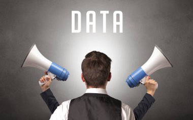 DATA yazıtları ve siber güvenlik kavramına sahip bir işadamının arka görünüşü