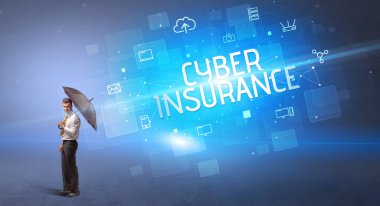 Siber saldırı ve CYBER INSURANCE yazıtları, çevrimiçi güvenlik kavramı ile savunma yapan iş adamı