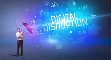 Siber saldırı ve DIGITAL DISRUPTION yazıtları ve çevrimiçi güvenlik kavramına karşı şemsiyeyle savunma yapan iş adamı