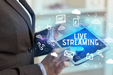 Bir Kişinin Sosyal Ağ Kullanımına Yakın Çekim Yazıtı Yaşa