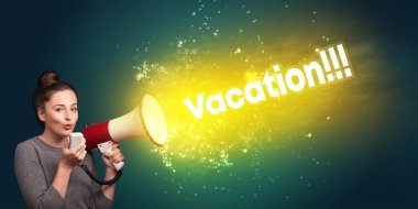 Genç bir kadın hoparlöre bağırıyor. Tatil yazısıyla, modern medya konseptiyle.