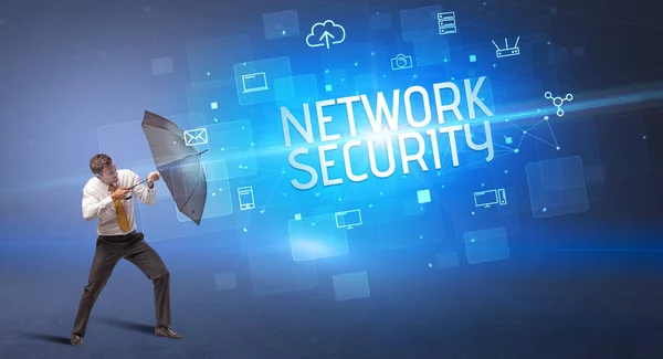 Бизнесмен Защищающийся Зонтиком Кибератаки Надписи Безопасность Сетей Концепция Онлайн Безопасности — стоковое фото